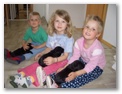 cimg2416.jpg: Gudrun, Hannah und Irmgard im Spielzimmer, das wir jetzt zum Hundezimmer gemacht haben.